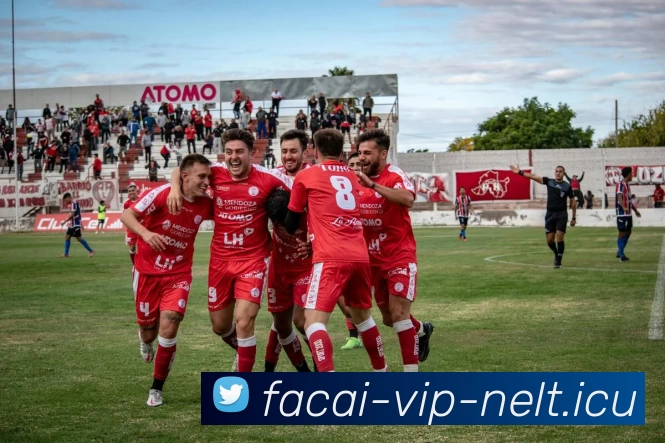 足球明星日常穿戴风格揭秘时尚潮流与运动舒适的完美结合